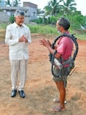 కాకినాడ జిల్లాలో కల్లు రుచి చూసిన చంద్రబాబు.. కల్లుగీత కార్మికుడి కుటుంబానికి భరోసా