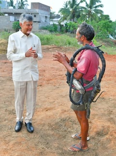 కాకినాడ జిల్లాలో కల్లు రుచి చూసిన చంద్రబాబు.. కల్లుగీత కార్మికుడి కుటుంబానికి భరోసా