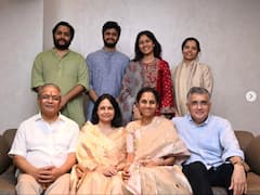 Supriya Sule: सुप्रिया सुळेंचे विहीणबाईंसोबत खास फोटो, एकमेकींना हळद-कुंकू लावून औक्षण, व्याही अरुण लखाणी, सदानंद सुळेही एकाच फ्रेममध्ये