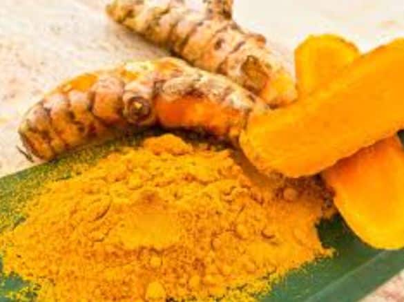 ਹਥੇਲੀ 'ਤੇ ਰਗੜ ਕੇ ਪਛਾਣੋ  ਥੋੜ੍ਹੀ ਜਿਹੀ ਹਲਦੀ ਹਥੇਲੀ 'ਤੇ ਲੈ ਕੇ ਰਗੜੋ।  ਅਸਲੀ ਹਲਦੀ ਦੀ ਖੁਸ਼ਬੂ ਕੁਦਰਤੀ, ਮਿੱਟੀ ਵਰਗੀ ਅਤੇ ਹਲਕੀ ਤਿੱਖੀ ਹੁੰਦੀ ਹੈ।   ਨਕਲੀ ਹਲਦੀ ਦਾ ਰੰਗ ਬਹੁਤ ਚਟਖਦਾਰ ਹੁੰਦਾ ਹੈ ਅਤੇ ਇਸ ਵਿੱਚ ਰਸਾਇਣਕ ਗੰਧ ਮਹਿਸੂਸ ਹੋ ਸਕਦੀ ਹੈ।