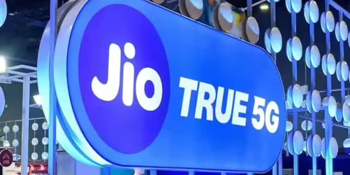 Jio का यह प्लान 365 दिनों की वैधता के साथ आता है जिससे पूरे साल बार-बार रिचार्ज कराने की जरूरत नहीं पड़ती. इसमें हर दिन 2.5GB हाई-स्पीड डेटा मिलता है यानी सालभर में कुल करीब 912GB से ज्यादा डेटा का इस्तेमाल किया जा सकता है. इसके अलावा कंपनी अनलिमिटेड वॉयस कॉलिंग और प्रतिदिन 100 SMS की सुविधा भी देती है. 5G नेटवर्क वाले क्षेत्रों में मौजूद यूजर्स को अनलिमिटेड 5G डेटा का लाभ भी मिलता है.