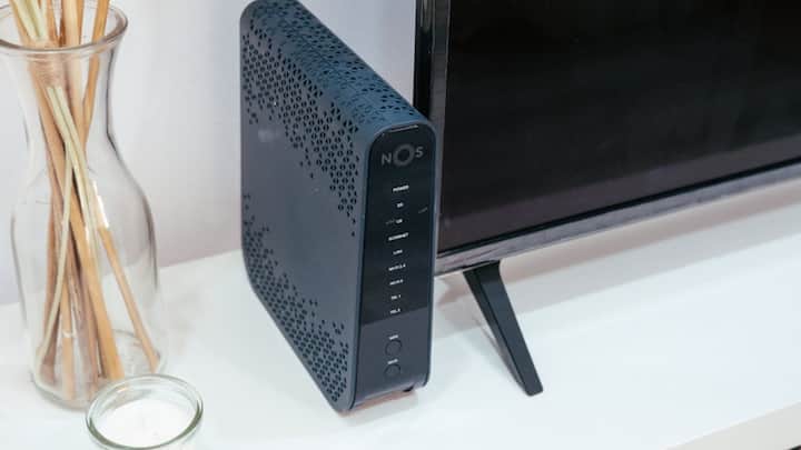 आजकल ज्यादा राउटर 2.4GHz और 5GHz दोनों बैंड के साथ आते हैं. 2.4GHz की रेंज ज्यादा होती है लेकिन स्पीड कम मिलती है, जबकि 5GHz बैंड तेज स्पीड देता है. अगर आप राउटर के आसपास बैठकर काम करते हैं या वीडियो स्ट्रीमिंग और गेमिंग करते हैं तो 5GHz बैंड का इस्तेमाल करना सही माना जाता है. जरूरत पड़ने पर दोनों नेटवर्क को अलग-अलग नाम देकर सही बैंड चुना जा सकता है.