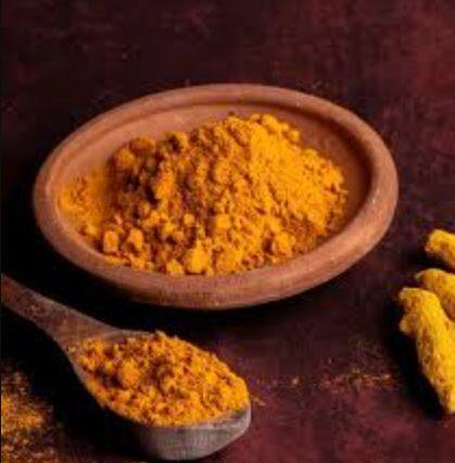 ਟਿਸ਼ੂ ਪੇਪਰ ਟੈਸਟ  ਗੀਲੇ ਟਿਸ਼ੂ ਪੇਪਰ ਜਾਂ ਚਿੱਟੇ ਕੱਪੜੇ 'ਤੇ ਥੋੜ੍ਹੀ ਹਲਦੀ ਰੱਖੋ।  ਜੇ ਤੁਰੰਤ ਚਟਖਦਾਰ ਪੀਲਾ ਰੰਗ ਫੈਲਣ ਲੱਗ ਪਏ ਤਾਂ ਮਿਲਾਵਟ ਦੀ ਸੰਭਾਵਨਾ ਹੈ।   ਸ਼ੁੱਧ ਹਲਦੀ ਦਾ ਰੰਗ ਹੌਲੀ-ਹੌਲੀ ਅਤੇ ਹਲਕੇ ਪੀਲੇ ਰੂਪ ਵਿੱਚ ਫੈਲਦਾ ਹੈ।