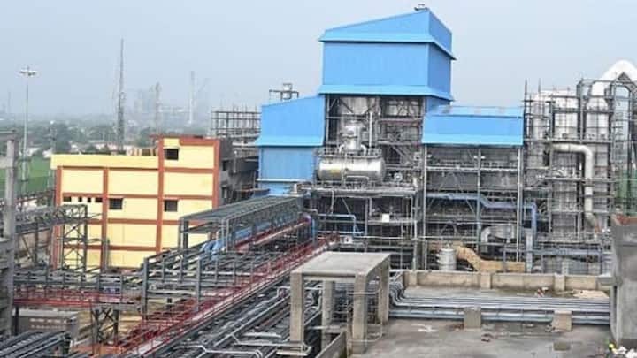 खेत में प्रोसेस न हो पाने की एक और बड़ी वजह इसके कड़े सरकारी नियम और सुरक्षा से जुड़े मानक हैं. अल्कोहल का प्रोडक्शन होने के कारण इसके लिए एक्साइज ड्यूटी और पर्यावरण विभाग से कई तरह के लाइसेंस लेने पड़ते हैं. तो साथ ही इसमें आग लगने का खतरा बहुत ज्यादा होता है. इसलिए इसे सिर्फ सर्टिफाइड प्लांट्स में ही बेहद सावधानी से बनाया जाता है.