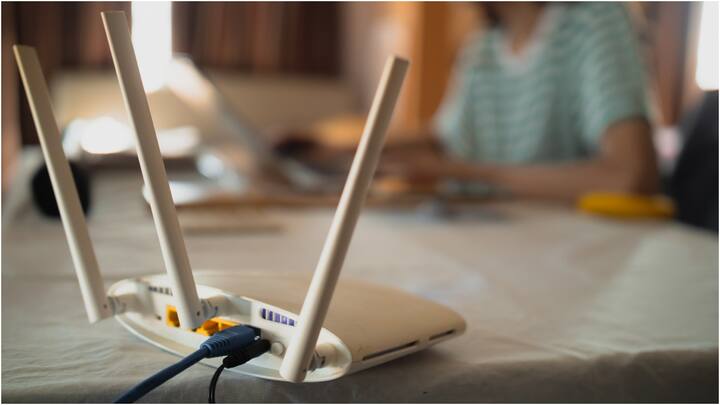 ఈ రోజుల్లో చాలా రౌటర్లు 2.4GHz, 5GHz బ్యాండ్లు రెండింటితోనూ వస్తున్నాయి. 2.4GHz బ్యాండ్ ఎక్కువ పరిధిని అందిస్తుంది కానీ వేగం తక్కువగా ఉంటుంది. అయితే 5GHz బ్యాండ్ ఎక్కువ వేగాన్ని అందిస్తుంది. మీరు రౌటర్కు దగ్గరగా పని చేస్తుంటే.. లేదా మీరు వీడియోలను స్ట్రీమింగ్ చేస్తుంటే లేదా గేమింగ్ చేస్తుంటే.. 5GHz బ్యాండ్ను ఉపయోగించడం మంచిది. అవసరమైతే మీరు రెండు నెట్వర్క్లకు వేర్వేరు పేర్లను కేటాయించడం ద్వారా తగిన బ్యాండ్ను ఎంచుకోవచ్చు.