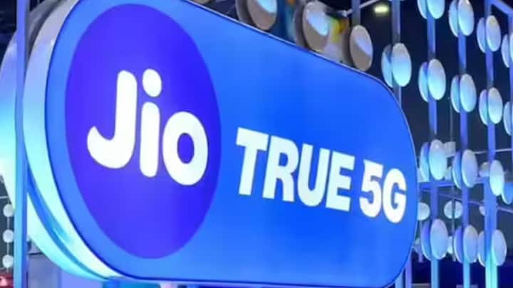 Jio ਦਾ ਇਹ ਪਲਾਨ 365 ਦਿਨਾਂ ਦੀ ਵੈਲੀਡਿਟੀ ਦੇ ਨਾਲ ਆਉਂਦਾ ਹੈ, ਜਿਸ ਨਾਲ ਪੂਰੇ ਸਾਲ ਵਿੱਚ ਵਾਰ-ਵਾਰ ਰਿਚਾਰਜ ਕਰਨ ਦੀ ਲੋੜ ਨਹੀਂ ਪੈਂਦੀ ਹੈ। ਇਹ ਪ੍ਰਤੀ ਦਿਨ 2.5GB ਹਾਈ-ਸਪੀਡ ਡੇਟਾ ਦਾ ਆਫਰ ਕਰਦਾ ਹੈ, ਜੋ ਕਿ ਪ੍ਰਤੀ ਸਾਲ ਕੁੱਲ 912GB ਤੋਂ ਵੱਧ ਡੇਟਾ ਬਣਦਾ ਹੈ। ਕੰਪਨੀ ਰੋਜ਼ ਅਨਲਿਮਟਿਡ ਵੌਇਸ ਕਾਲਿੰਗ ਅਤੇ 100 SMS ਵੀ ਦਿੰਦਾ ਹੈ। 5G ਨੈੱਟਵਰਕ ਵਾਲੇ ਖੇਤਰਾਂ ਵਿੱਚ ਮੌਜੂਦ ਯੂਜ਼ਰਸ ਨੂੰ ਵੀ ਅਨਲਿਮਟਿਡ 5G ਡੇਟਾ ਦਾ ਲਾਭ ਵੀ ਮਿਲਦਾ ਹੈ।