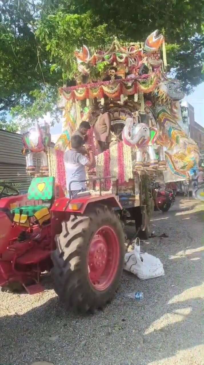 రైల్వే కోడూరులో పెద్ది పండుగ పెద్ద పండుగంత సంబరాన్ని తెచ్చింది. ట్రాక్టర్లపై టెంపుల్ మోడల్లో పవర్ స్టార్ పవన్ కల్యాణ్, చరణ్ పోస్టర్స్ ఏర్పాటు చేశారు.