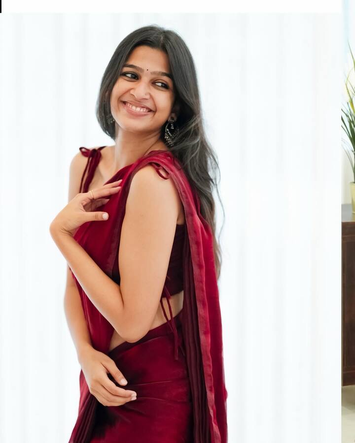 చీరలో ఎర్ర గులాబీలా చూడముచ్చటగా ఉంది హీరోయిన్ అనంతిక సనిల్ కుమార్..ఆమె లేటెస్ట్ గా తన సోషల్ మీడియా అకౌంట్లో షేర్ చేసిన ఫొటోస్ ఇవి