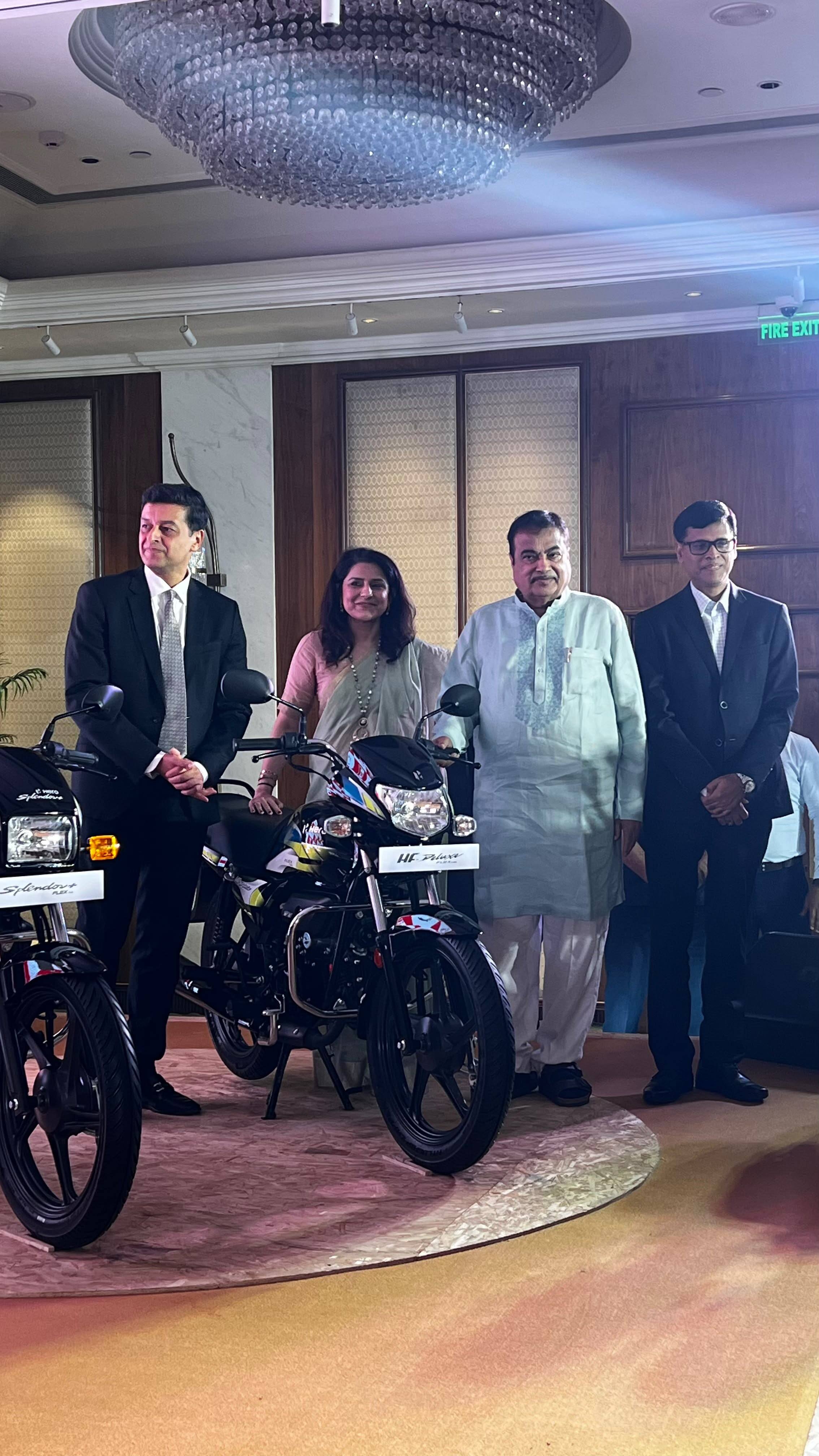 Nitin Gadkari Launches First Flex Fuel Bikes With Hero Splendor+ And HF Deluxe