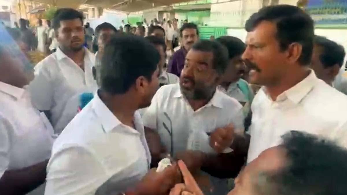 அ.தி.மு.க-வில் அடுத்த உள்கட்சிப் போர்!பொள்ளாச்சியில் எஸ்.பி வேலுமணியை ‘துரோகி’ என முழங்கித் தீர்த்த தொண்டர்கள் !!!