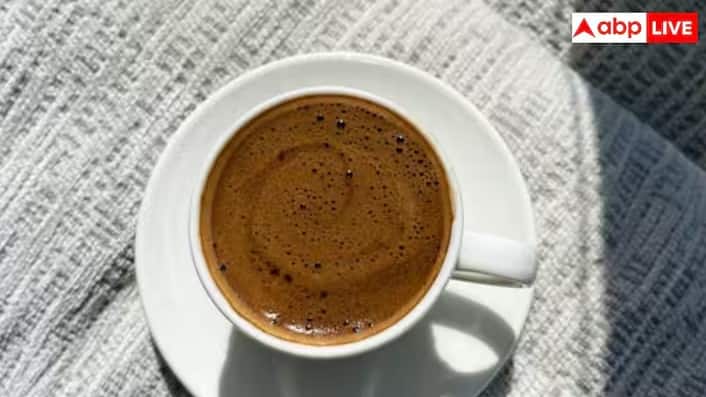 Coffee and Dehydration Myths: કોફી એ વિશ્વના સૌથી લોકપ્રિય પીણાંમાંનું એક છે. વહેલી સવારથી લઈને લાંબા ઓફિસ સમય સુધી લાખો લોકો દરરોજ કોફી પીવે છે. જો કે, પ્રશ્ન વારંવાર ઉદ્ભવે છે. શું કોફી પીવાથી શરીર ડિહાઇડ્રેટ થાય છે? લાંબા સમયથી એવી માન્યતા છે કે કોફી પીવાથી વારંવાર વોશરૂમ જવું પડે છે અને તેથી શરીર ડિહાઇડ્રેટ થાય છે. જો કે, તાજેતરના સંશોધન અને નિષ્ણાતોના મંતવ્ય મોટાભાગે આ માન્યતાને ખોટી સાબિત કરે છે.