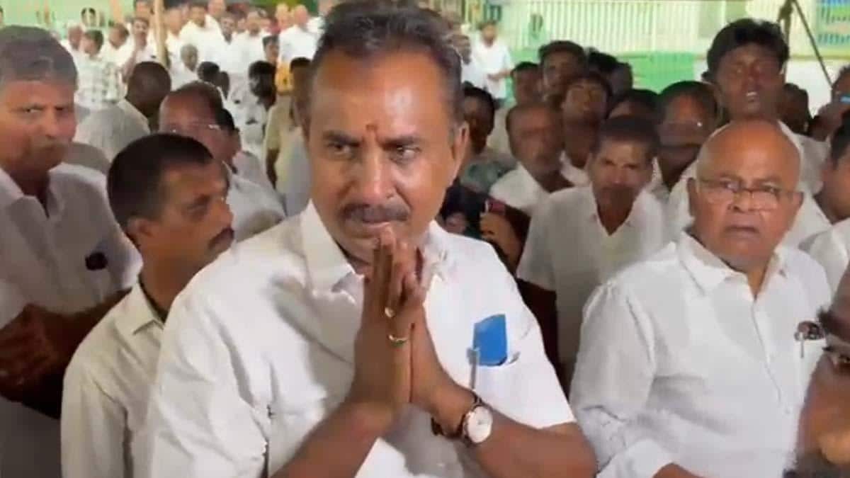 அ.தி.மு.க-வில் அடுத்த உள்கட்சிப் போர்!பொள்ளாச்சியில் எஸ்.பி வேலுமணியை ‘துரோகி’ என முழங்கித் தீர்த்த தொண்டர்கள் !!!