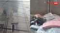 Delhi Malviya Nagar Fire Viral Video : Jump Jump.... जंप मारो... दिल्ली की आग का खौफनाक वीडियो वायरल, बिल्डिंग से ईंट-पत्थर की तरह गिर रहे इंसान