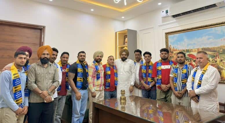 Punjab News: ਪੰਜਾਬ ਸਿਆਸਤ ‘ਚ ਵੱਡਾ ਧਮਾਕਾ, ਮਸ਼ਹੂਰ ਆਗੂਆਂ ਸਣੇ ਨਾਮਵਰ ਹਸਤੀਆਂ 'ਆਪ' ‘ਚ ਸ਼ਾਮਲ; ਤਸਵੀਰਾਂ ਹੋਈਆਂ ਵਾਇਰਲ..