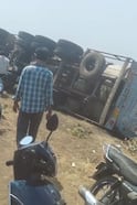 आधीच टंचाई, त्यात डिझेलचा टँकर पलटी; अपेक्षेप्रमाणे ड्रम, बॅरेल घेऊन लोकांची घेऊन गर्दी, पोलिस घटनास्थळी दाखल