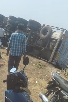 आधीच टंचाई, त्यात डिझेलचा टँकर पलटी; अपेक्षेप्रमाणे ड्रम, बॅरेल घेऊन लोकांची घेऊन गर्दी, पोलिस घटनास्थळी दाखल