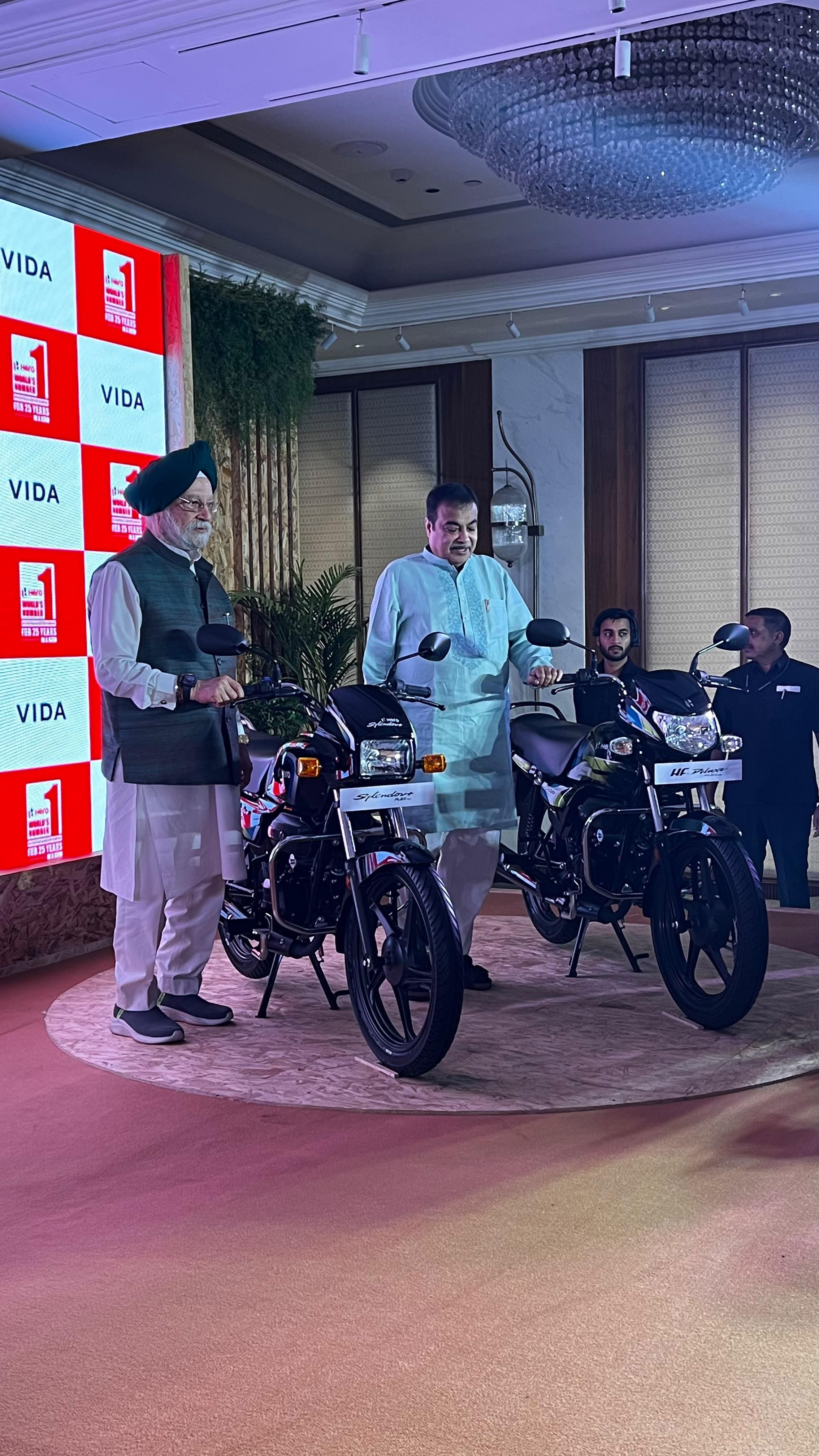 Nitin Gadkari Launches First Flex Fuel Bikes With Hero Splendor+ And HF Deluxe