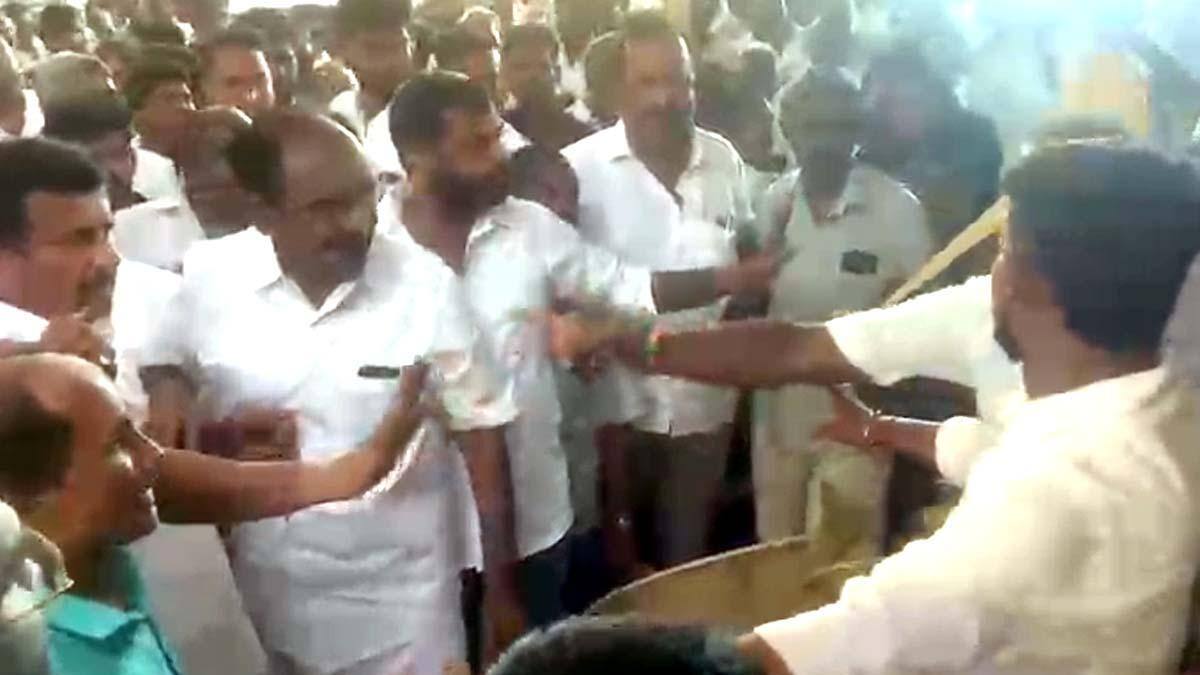 அ.தி.மு.க-வில் அடுத்த உள்கட்சிப் போர்!பொள்ளாச்சியில் எஸ்.பி வேலுமணியை ‘துரோகி’ என முழங்கித் தீர்த்த தொண்டர்கள் !!!