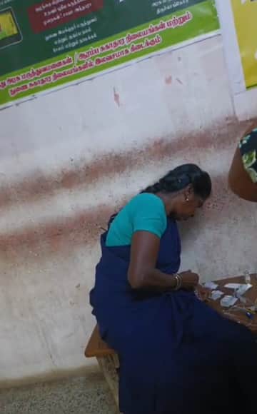 மக்களின் உயிரோடு விளையாடும் அவலம் - அரசு மருத்துவமனையில் துப்புரவுப் பணியாளர் மருந்து கலக்கும் அவலம்