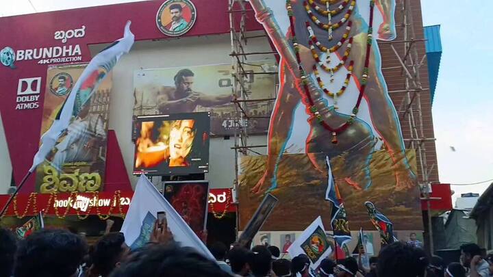 బెంగుళూరులో పెద్ది సంబరాలు ఫుల్ జోష్లో కంటిన్యూ అవుతున్నాయి. బృంద థియేటర్ వద్ద ఫ్యాన్స్ డ్యాన్సులు చేస్తూ ఎంజాయ్ చేస్తున్నారు.