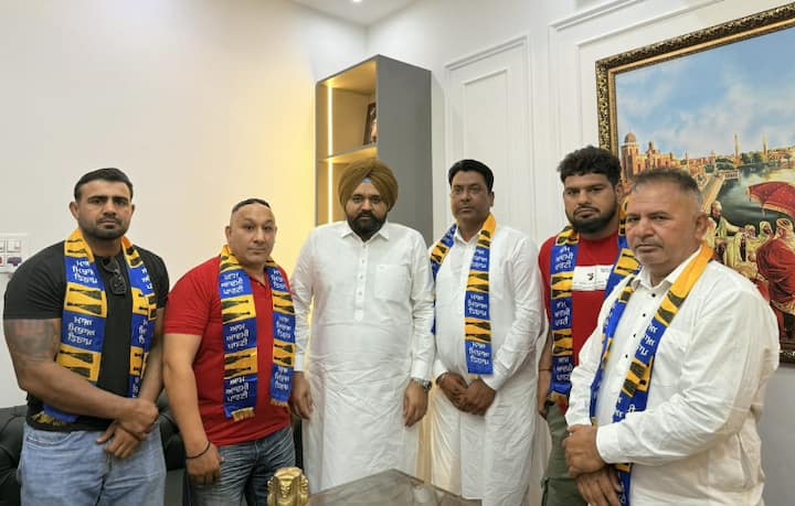ਆਮ ਆਦਮੀ ਪਾਰਟੀ (AAP) ਦੀਆਂ ਲੋਕ-ਪੱਖੀ ਨੀਤੀਆਂ ਅਤੇ ਮੁੱਖ ਮੰਤਰੀ ਭਗਵੰਤ ਸਿੰਘ ਮਾਨ ਦੀ ਅਗਵਾਈ ਤੋਂ ਪ੍ਰਭਾਵਿਤ ਹੋ ਕੇ ਕਬੱਡੀ ਜਗਤ ਦੀਆਂ ਕਈ ਨਾਮਵਰ ਹਸਤੀਆਂ ਨੇ 'ਆਪ' ਦਾ ਪੱਲਾ ਫੜ ਲਿਆ ਹੈ। ਮੁੱਖ ਮੰਤਰੀ ਦੇ OSD ਰਾਜਬੀਰ ਸਿੰਘ ਘੁੰਮਣ ਨੇ ਇਹਨਾਂ ਸਾਰੀਆਂ ਸ਼ਖ਼ਸੀਅਤਾਂ ਨੂੰ ਪਾਰਟੀ ਵਿੱਚ ਸ਼ਾਮਲ ਕਰਵਾਇਆ।