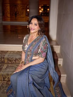 खुले बाल और ब्लू साड़ी में माधुरी दीक्षित ने बढ़ाया तापमान, तस्वीरों से नजरें हटाना हुआ मुश्किल