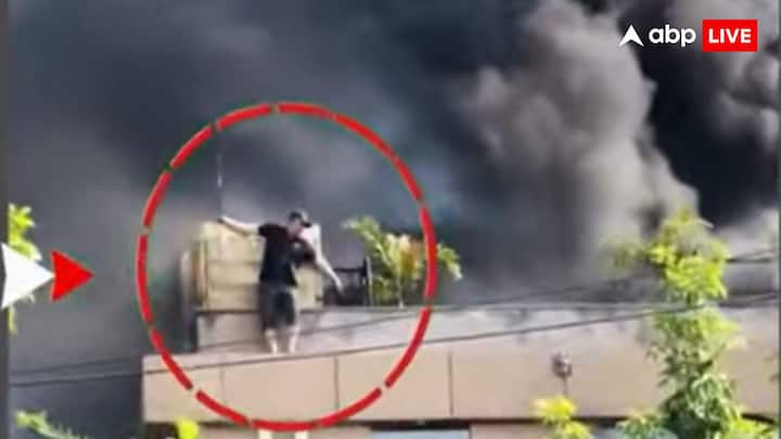 अब तक कुछ शव बरामद कर अस्पताल भेजे जा चुके हैं और 7-8 अन्य लोग भी घायल हुए हैं. कुछ लोग तीसरे मंजिल से कूदे, स्थानीय लोगों ने नीचे गद्दा बिछाया और उन्हें बचाने का प्रयास किया.