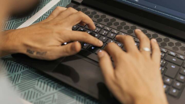 साथ ही Google के सीईओ सुंदर पिचाई और उनकी Quantum AI टीम ने कई बार इस खतरे को लेकर चेतावनी दी है. जिसे “Quantum Apocalypse” या “Q-Day” कहा जा रहा है. रिपोर्ट्स के अनुसार, आज जो एन्क्रिप्शन सिस्टम जैसे RSA इस्तेमाल होता है, उसे तोड़ने में सबसे शक्तिशाली कंप्यूटर को भी हजारों साल लग सकते हैं. लेकिन भविष्य का क्वांटम कंप्यूटर इसे कुछ मिनटों या घंटों में तोड़ सकता है.