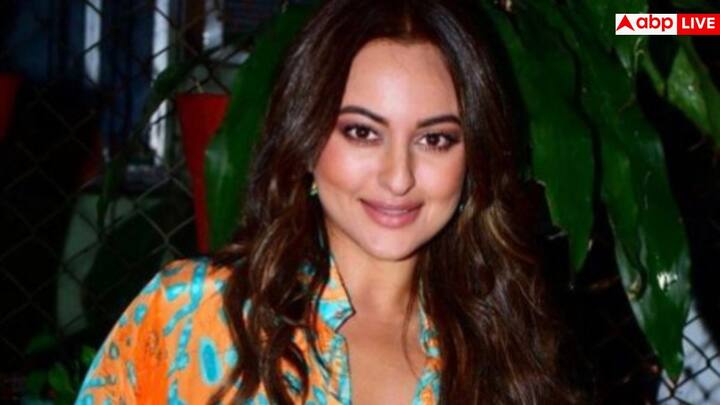 इस कमरे की सबसे खास चीज चमकीले फ्यूशिया पिंक रंग की कुर्सियां हैं, जिनके साथ फ्लेमिंगो थीम वाली सजावटी वस्तुएं रखी गई हैं. यह कॉम्बिनेशन पूरे कमरे में ऊर्जा और रंग भरता है और बोहेमियन डिजाइन को एक नया आयाम देता है.