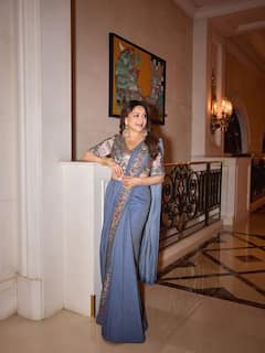 Madhuri Dixit Look: ખુલ્લા વાળ અને બ્લૂ સાડીમાં માધુરી દીક્ષિતનો જોવા મળ્યો દેશી અંદાજ