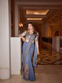 Madhuri Dixit Look: ખુલ્લા વાળ અને બ્લૂ સાડીમાં માધુરી દીક્ષિતનો જોવા મળ્યો દેશી અંદાજ