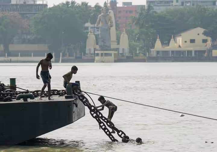 বর্ষা কবে আসছে দক্ষিণবঙ্গে? এই প্রশ্ন ঘুরছে সকলেরই মনে। যদিও এখনও দক্ষিণবঙ্গে বর্ষা প্রবেশের ব্যাপারে সুস্পষ্ট কোনও কথা জানায়নি হাওয়া অফিস।