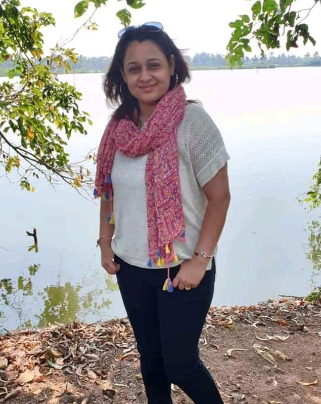 Sonalika aka Madhavi Bhide is the only businesswoman in the show. She makes and sells pickles and papads at home. Along with this, she also does all the household work. However, in real life her style is quite glamorous.