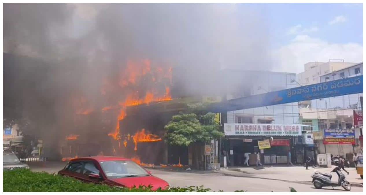 Hyderabad Fire Accident: హైదరాబాద్‌లోని అమీర్‌పేటలో భారీ అగ్ని ప్రమాదం - ఇరవైకిపైగా దుకాణాలు దగ్ధం!
