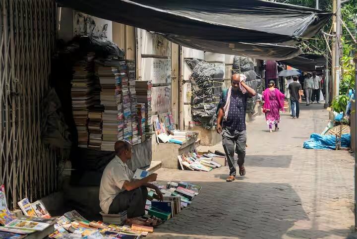 হাওয়া অফিসের সেই পূর্বাভাস মিলিয়ে গত রবিবার থেকেই শুরু হয়েছে উষ্ণতার বৃদ্ধি। দুপুর রোদে রীতিমতো জ্বালা ধরাচ্ছে পোড়া গরম।