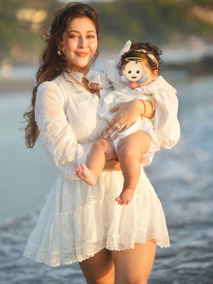 मां बनने के बाद एक्ट्रेस की खूबसूरती में और चार चांद लग गए हैं. उनके चेहरे पर मदरहुड गला साफ नजर आ रहा है.