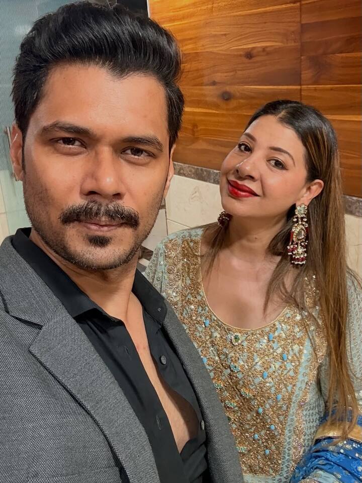 संभावना आणि तिचे पती अविनाश द्विवेदी यांनी 10 वर्षांपूर्वी लग्न केलं होतं. 10 वर्षांनंतर दोघेही पॅरेंट्स क्लबमध्ये सामिल झाले आहेत. या कपलला एक मुलगा आणि एक मुलगी झाली आहे.