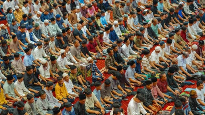 ज्यादातर लोग मानते हैं कि खतना की परंपरा सिर्फ मुस्लिम समुदाय में निभाई जाती है, जबकि ऐसा नहीं है. खतना मुस्लिम समुदाय के अलावा दूसरे धर्म में भी निभाया जाता है.