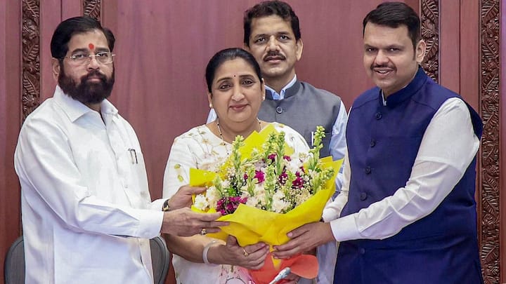 विधान परिषद निवडणुकीत महायुतीचे एकूण 5 उमेदवार बिनविरोध झाले. यामध्ये राष्ट्रवादीचे 2, शिवसेनेचे 2 आणि भाजपच्या एका उमेदवाराचा समावेश आहे. कोणकोण बिनविरोध झाले, याची संपूर्ण यादी पाहा....