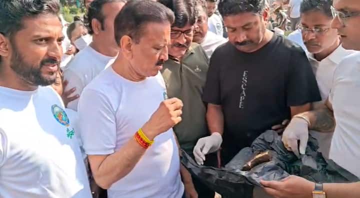 नदीतील कचरा आणि गाळ काढण्याचे काम सुरू असताना तिथे एक गंजलेल्या अवस्थेतील पिस्तूल आढळून आली.