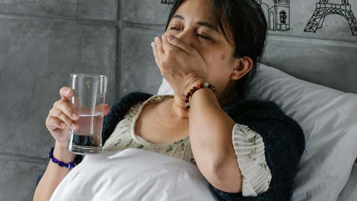 कई मामलों में घरेलू उपायों के बाद भी कफ कई दिनों तक बना रहता है और सांस लेने में ज्यादा परेशानी हो, सीने में दर्द हो, बुखार आए या खांसी लगातार बढ़ती जाए, तो इसे नजरअंदाज नहीं करना चाहिए. इस दौरान तुरंत डॉक्टर से सलाह लेना जरूरी है.  कई बार ज्यादा कफ अस्थमा, ब्रोंकाइटिस, निमोनिया या फेफड़ों की अन्य बीमारियों का संकेत भी हो सकता है.  ऐसे मामलों में केवल घरेलू उपायों पर निर्भर रहना सही नहीं माना जाता.