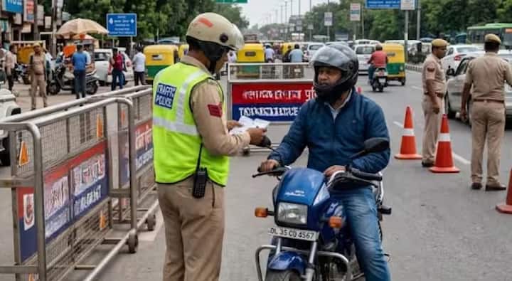 Driving License Update: ઘણા ડ્રાઇવરોને ખબર નથી હોતી કે તેમના ડ્રાઇવિંગ લાઇસન્સ એક્સપાયર થઈ ચૂક્યું છે અને પછી તપાસ દરમિયાન તેમને દંડ કરવામાં આવે છે. જો તમારુ ડ્રાઇવિંગ લાઇસન્સ એક્સપાયર થઈ ગયું છે તો તો આજે અમે તેને રિન્યુ કરવાના નિયમો જણાવીશું.