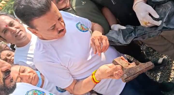 माहिती मिळताच पोलीस पथक तात्काळ घटनास्थळी दाखल झाले असून, त्यांनी ते गंजलेले पिस्तूल आपल्या ताब्यात घेतले आहे.