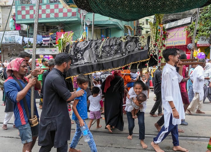 मुहर्रम के महीने में मुस्लिम समुदाय के लोग खासकर शिया समुदाय के लोग काले कपड़े पहनकर जुलूस निकालते हैं, ताजिया निकाला जाता है, मजलिस आयोजित होते हैं और इमाम हुसैन की कुर्बानी को याद किया जाता है.