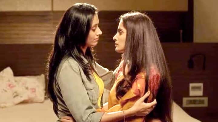 'सिटी ऑफ ड्रीम्स' वेब सीरिजमध्ये प्रिया बापट हिनं लेस्बियन राजकारणी महिलेची भूमिका साकारली होती. तर, याच वेब सीरिजमधला प्रिया बापटचा एक 'इंटिमेट' सीन प्रचंड व्हायरल झालेला.