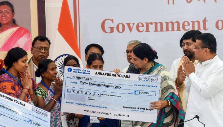 How to Apply for Annapurna Yojana : ਅੰਨਪੂਰਨਾ ਯੋਜਨਾ (Annapurna Yojana) ਲਈ 1 ਜੂਨ ਤੋਂ ਆਨਲਾਈਨ ਅਰਜ਼ੀਆਂ ਸ਼ੁਰੂ ਹੋ ਚੁੱਕੀਆਂ ਹਨ। ਪੱਛਮੀ ਬੰਗਾਲ ਸਰਕਾਰ ਇਸ ਯੋਜਨਾ ਤਹਿਤ ਯੋਗ ਮਹਿਲਾਵਾਂ ਨੂੰ ਹਰ ਮਹੀਨੇ 3000 ਰੁਪਏ ਦੀ ਆਰਥਿਕ ਸਹਾਇਤਾ ਦੇਵੇਗੀ। ਇਹ ਰਕਮ ਡੀਬੀਟੀ (Direct Benefit Transfer) ਰਾਹੀਂ ਸਿੱਧੀ ਲਾਭਪਾਤਰੀਆਂ ਦੇ ਬੈਂਕ ਖਾਤਿਆਂ ਵਿੱਚ ਭੇਜੀ ਜਾਵੇਗੀ। ਸਰਕਾਰ ਵੱਲੋਂ ਦੱਸਿਆ ਗਿਆ ਹੈ ਕਿ 3 ਜੂਨ ਤੋਂ ਇਸ ਯੋਜਨਾ ਤਹਿਤ ਰਕਮ ਟ੍ਰਾਂਸਫਰ ਕਰਨ ਦੀ ਪ੍ਰਕਿਰਿਆ ਸ਼ੁਰੂ ਹੋਵੇਗੀ। ਆਓ ਜਾਣਦੇ ਹਾਂ ਕਿ ਇਸ ਯੋਜਨਾ ਦਾ ਲਾਭ ਲੈਣ ਲਈ ਕਿਵੇਂ ਅਰਜ਼ੀ ਦੇਣੀ ਹੈ ਅਤੇ ਕੌਣ ਇਸ ਲਈ ਯੋਗ ਹੈ।