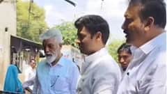 Shrikant Shinde : खासदार श्रीकांत शिंदेंनाही आवरला नाही खानदेशी पुरणपोळीचा मोह; नंदुरबारमध्ये घेतला पारंपरिक चवीचा आस्वाद!