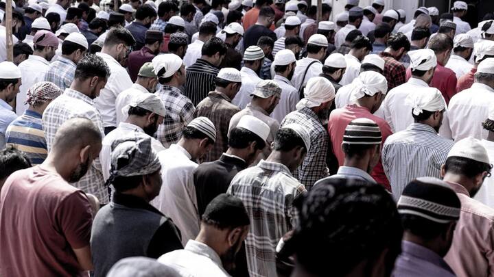 जबकि यहूदी धर्म में भी खतना का विशेष महत्व है. धार्मिक मान्यताओं के अनुसार इसे  ईश्वर के आदेश और पैगंबर इब्राहिम से जुड़ी परंपरा के रूप में देखा जाता है. इसके अलावा अफ्रीका और ऑस्ट्रेलिया की कुछ जनजातियों में भी यह सांस्कृतिक पहचान का हिस्सा माना जाता है.