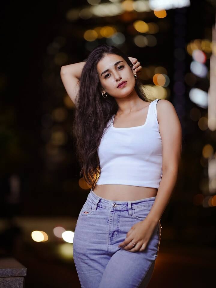ఈ తరం అమ్మాయిలలా రీల్స్ లోకంలో విహరించే శైలజను రియల్ లోకంలో తీసుకొస్తాడు కేశవ. తనకు నష్టం కలిగించడంతో ఫోన్ లాక్కుని డబ్బులిస్తేనే ఫోన్ ఇస్తానని కండిషన్ పెడతాడు. తిప్పలు పడి ఎట్టకేలకు ఫోన్ సొంతం చేసుకుంది