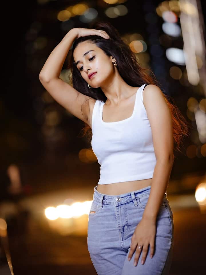 పొదరిల్లు సీరియల్ లో స్టైలిష్ శైలజ పాత్రలో నటిస్తోన్న ఈ మద్దుగుమ్మ పేరు అమృత. మహాలక్ష్మి పాత్ర తర్వాత మరో హీరోయిన్ శైలజగా నటిస్తోంది